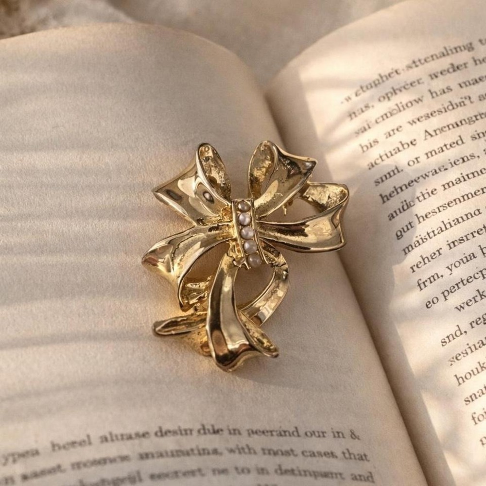 Gold Tone Bowβ Pearl Brooch Pin Ribbon Coquette Design Shine Statement Jewelry